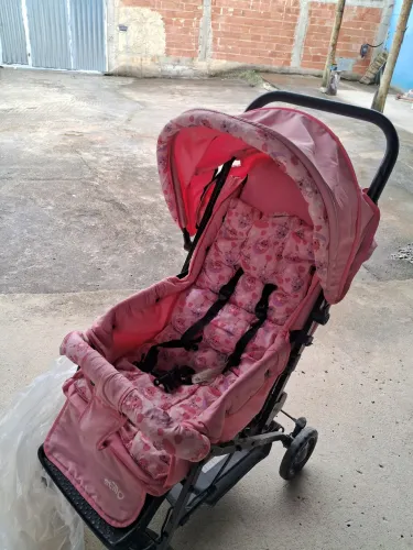 Vendo carrinho de bebê  rosa semi novo