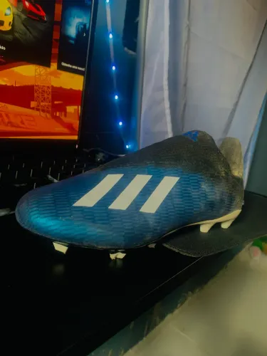 Chuteira adidas