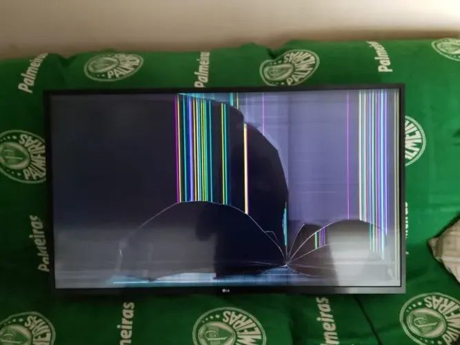 Smart TV LG 4K HDR Ativo 43" (OBS: Tela Quebrada)