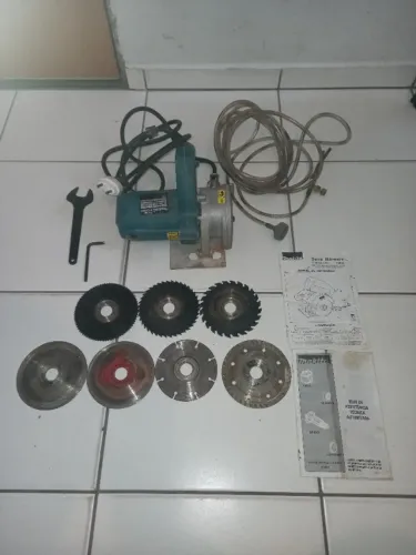 Serra marmore Makita 4100NHX 110V C/ 7 discos de corte, mangueira e manual