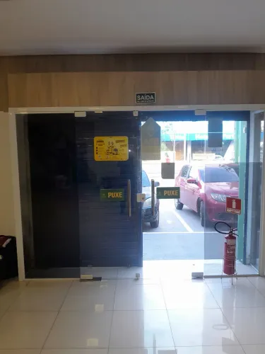 VENDE-SE PORTA DE VIDRO PARA LOJA 