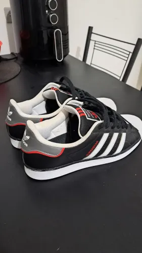 Tênis adidas superstar original, edição especial número 42 usado poucas vezes!