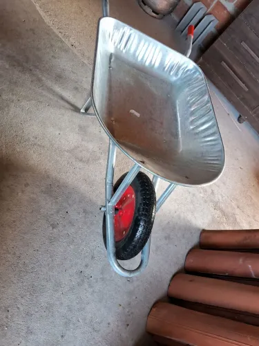 1 carro de mão novinho no precinho