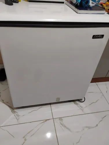 Vende-se uma freezer semi nova esmalte de 1 porta 