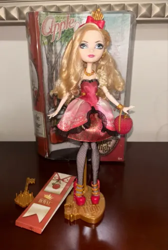 Boneca ever after high Apple white