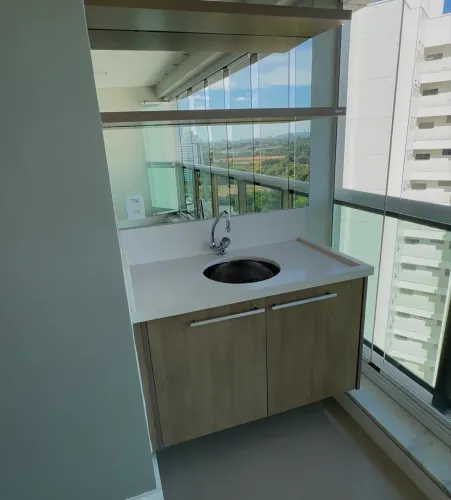 Conjunto área gourmet: bancada, pia, torneira e armário embutido com 2 prateleiras 