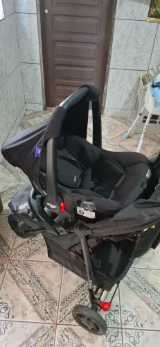 Carrinho de bebê e bebê conforto