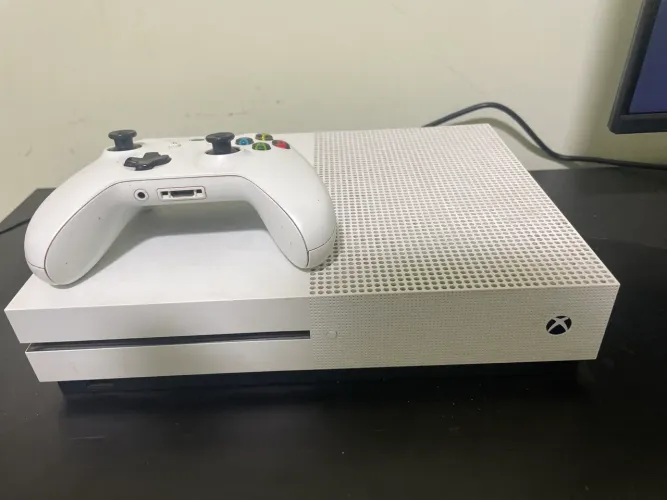     Xbox One S 1TB com Controle e Cabos