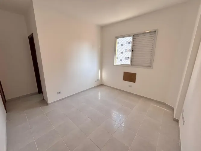 Apartamento na Vila Guilhermina, em Praia Grande - SP.