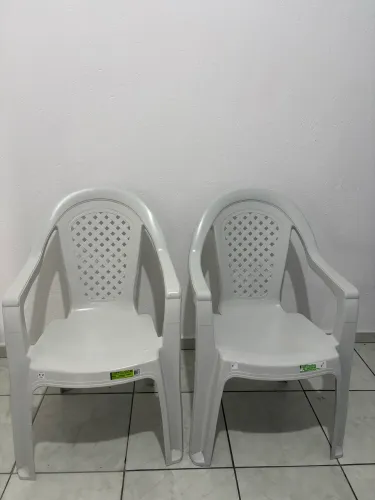 Duas Cadeira de plástico nova