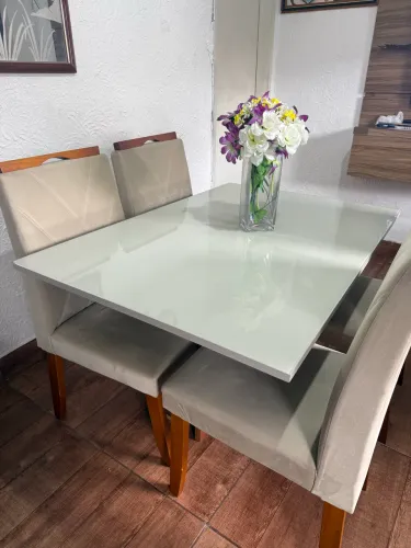 Mesa com 4 cadeiras