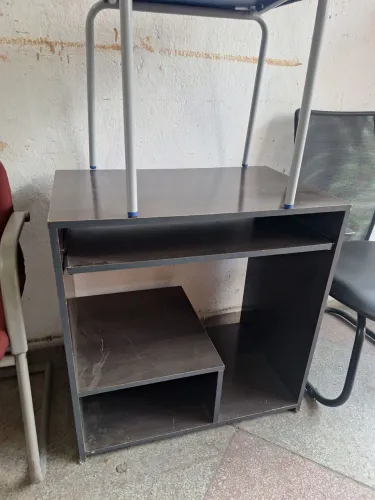 Escrivaninha de mdf com avaria. 
