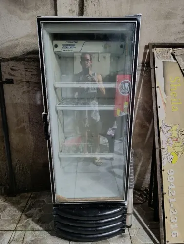 Geladeira expositora metal frio