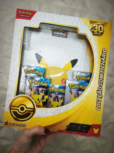 BOX 30 ANOS POKÉMON - COLEÇÃO COM FICHÁRIOS 