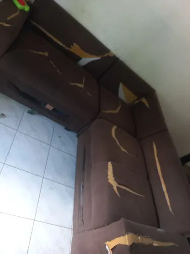 Sofá, precisa só forra em alguma capotaria esta todo bom por dentro apenas forra