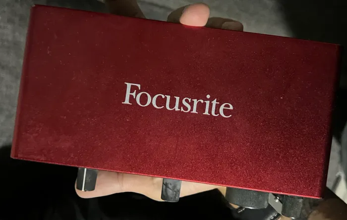 Interface de áudio Focusrite Scarlett 2i2 3ª Geração c/Microfone original 