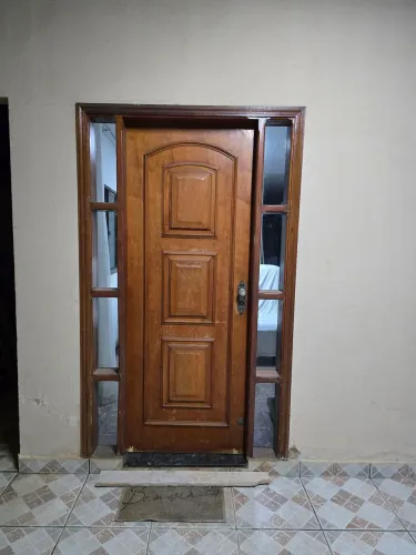Linda Porta Entrada de Madeira