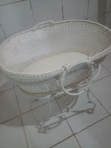 Berço de Moisés+arte de cipó+suporte de ferro estado Bom