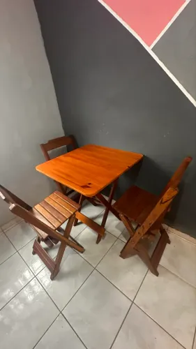 Mesa de madeira com 3 cadeiras dobráveis