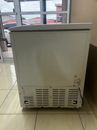 Freezer semi novo