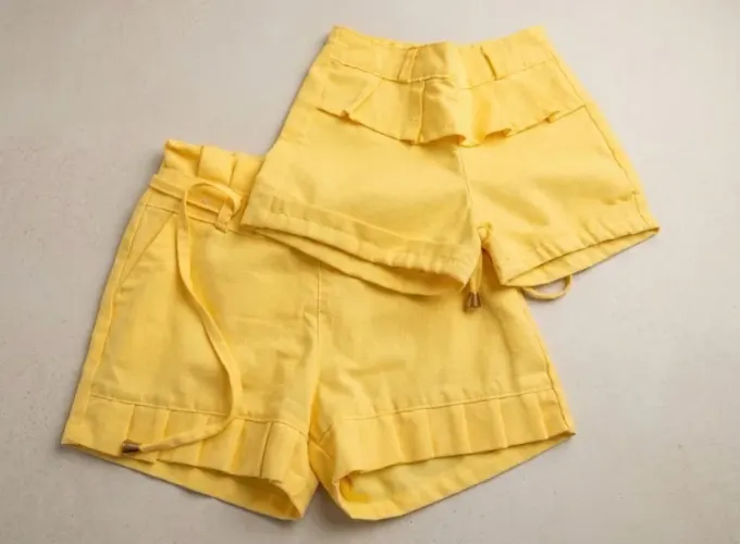 Kit 2 Shorts Infantis Amarelos em Alfaiataria/Sarrafa | Babados e Cordão