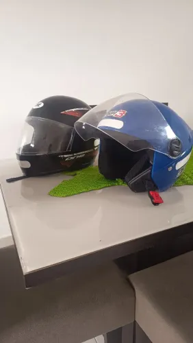 Os dois capacetes por R$ 150