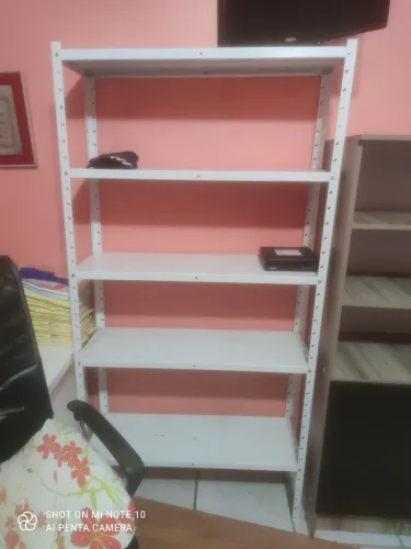 Mesas de escritório e estante 