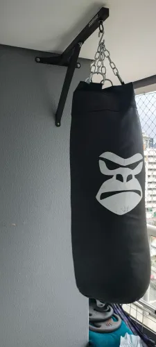 Saco de pancada com acessórios.
