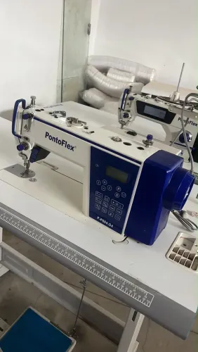 Máquina de costura reta eletrônica PontoFlex P-P604-D4 com mesa