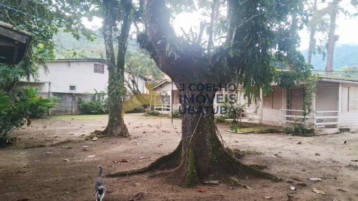 Pousada e chalés com amplo terreno perto da praia do Perequê Mirim