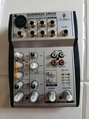Mesa de Som Compacta Behringer EURORACK UB502 (Com Caixa e Fonte Original)
