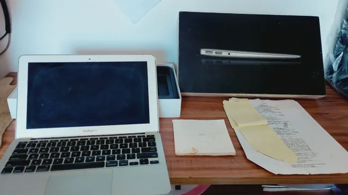 2 MacBooks para usar carcaça ou peças.