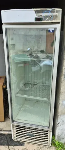 Freezer Expositor Cervejeiro 600L funcionando 