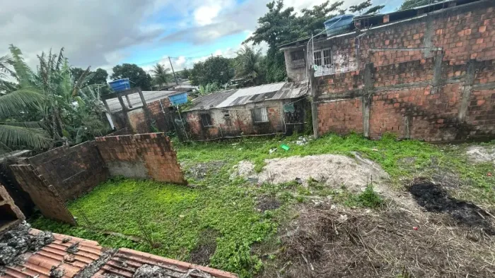 Terreno 10x20 já com início de estrutura para uma casa, localizada na integração Muribeca