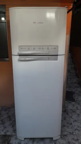 VENDO GELADEIRA DUPLEX FROST FREE ELECTROLUX MODELO DFN50 DE 110V