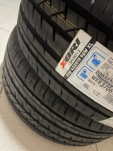 Pneu 19 xBri 235/40 NOVO