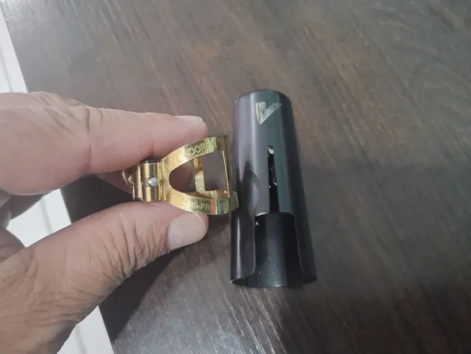 Abraçadeira de sax alto vandoren Mo