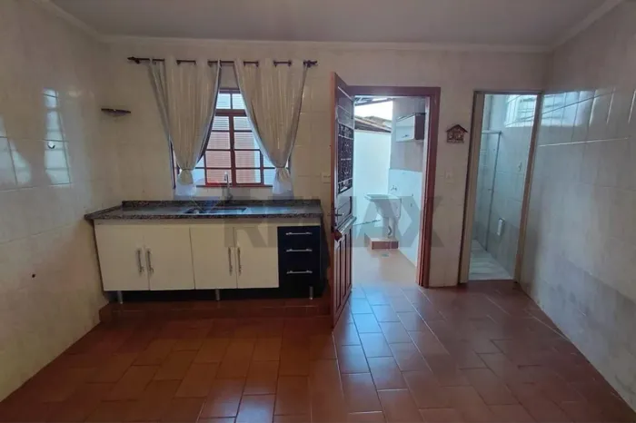 Edícula independente com 1 quarto, quintal e vaga para moto.