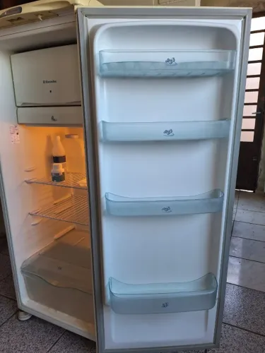 Geladeira Eletrolux R250
