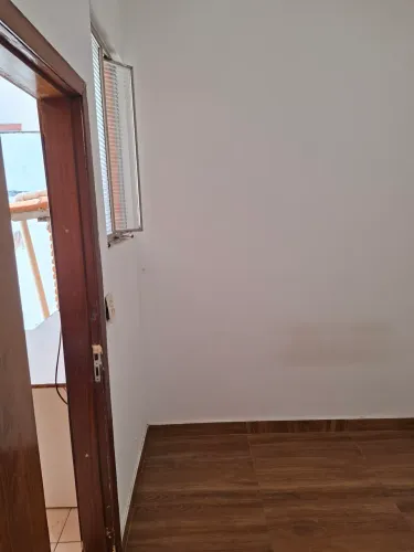 Aluga-se quarto com banheiro