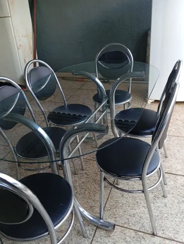 Mesa de vidro com 6 cadeiras