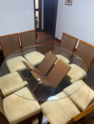 Mesa com tampo de vidro + 8 cadeiras