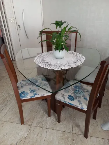 Mesa triangular + 6 cadeiras 