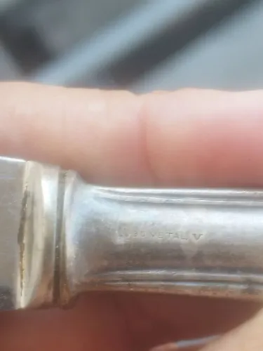 Vendo uma máquina de escrever antiga e alguns utensílios de cozinha como faca,