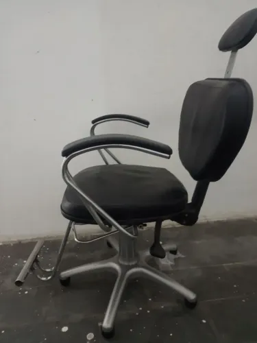 Cadeira de barbeiro reclinável funcionando perfeitamente