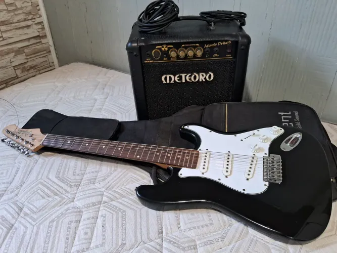 Guitarra Tagima modelo Stratocaster + amplificador
