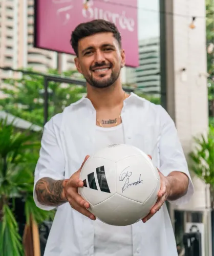 Bola autografada pelo arrascaeta