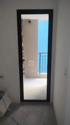 Porta de Giro Preta 0,78 x 2,19 alumínio e vidro