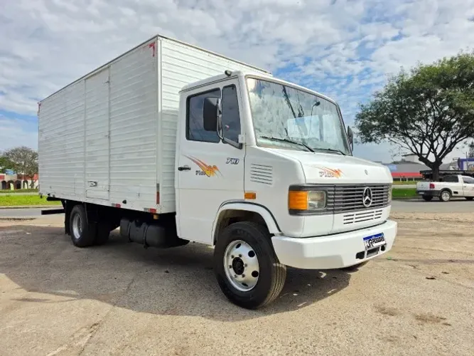 mb 710 plus mercedes benz ano 2009 com bau freio a ar repasse
