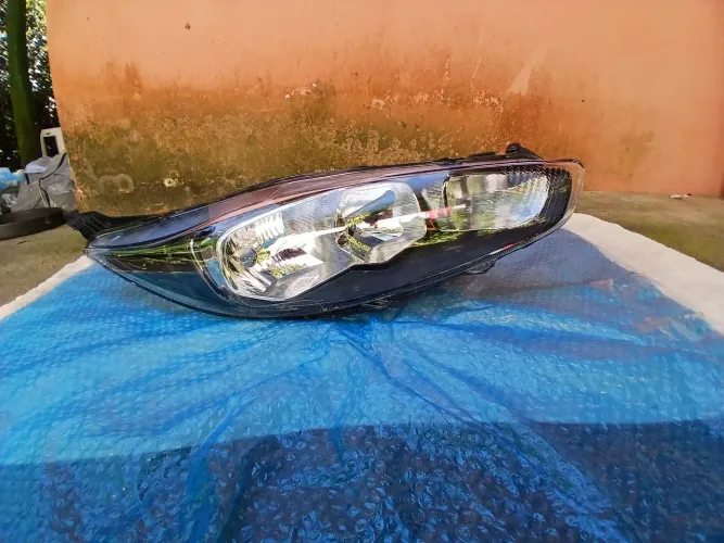 Farol New Fiesta 2013 a 2016 máscara negra Lado direito.
